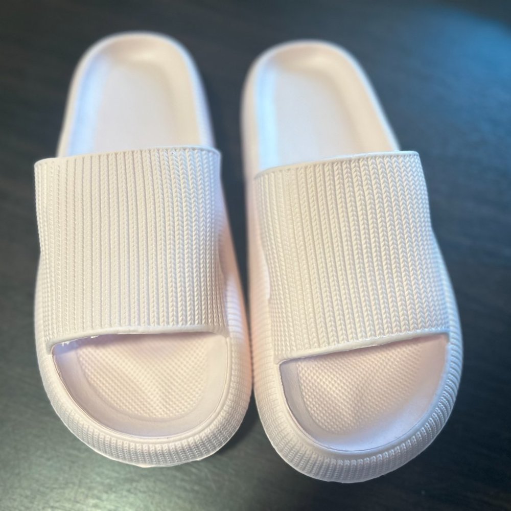 Cloud Slides size 9.5 US in pink